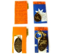 Вид кулонов и двухсторонних брелков со знаками зодиака в упаковке